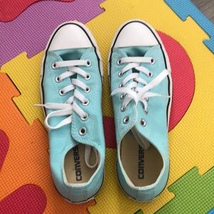 Women’s Blue converse